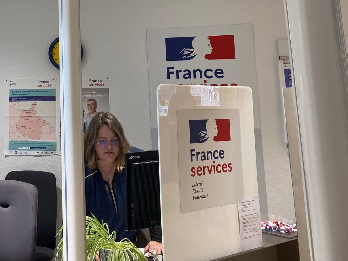 LPNews_GE's tweet photo. #ServicesPublics | Dans l'espace #FranceServices de La Poste d' #Attigny, Audrey accompagne les usagers dans leurs démarches en ligne.
Elle le fait aussi à #Ecordal le mardi, #SaintLoupTerrier le mercredi et #GivrySurAisne le jeudi.
RDV : 0324302899 https://t.co/1WfG8KuYOp