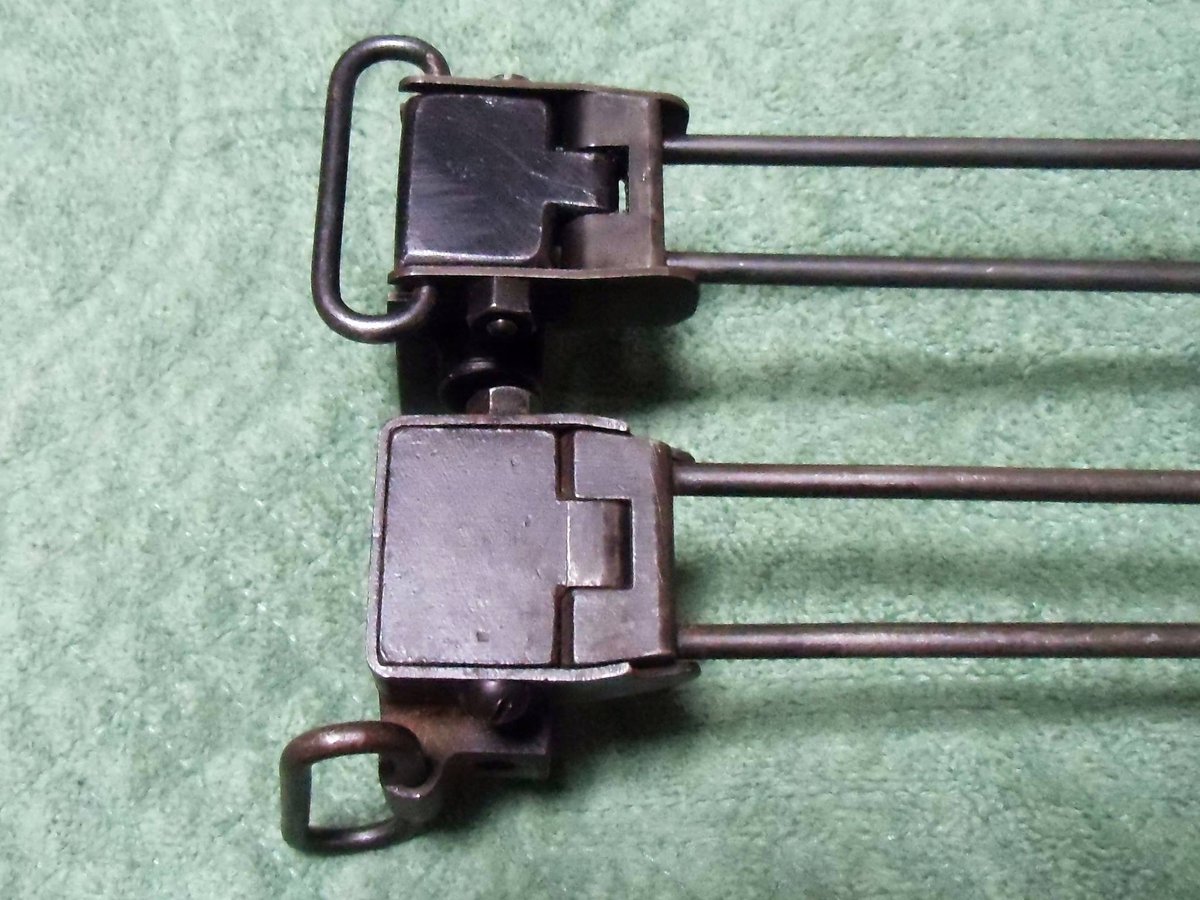 九九式小銃と、九九式短小銃の単脚。
脚自体は、長さ以外の違いは無い。
大きく異なるのは基部で、負い革の向きの違いから、負い革環の向きも異なるのが、最大の相違点だ。
小銃は下側、短小銃は左側となる。ために、両者に互換性は無い。