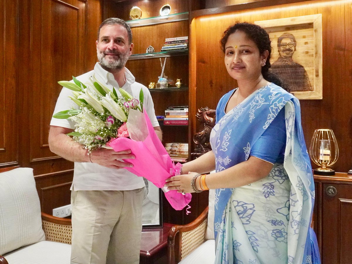 INCIndia's tweet photo. आज झारखंड में श्री @RahulGandhi से श्रीमती कल्पना सोरेन जी ने मुलाकात की।

हम सभी एकजुट होकर न्याय की लड़ाई जारी रखेंगे, जनता की आवाज बुलंद करेंगे। 

नफरत हारेगी, जीतेगा INDIA 🇮🇳 https://t.co/wA0ZQjlFXX
