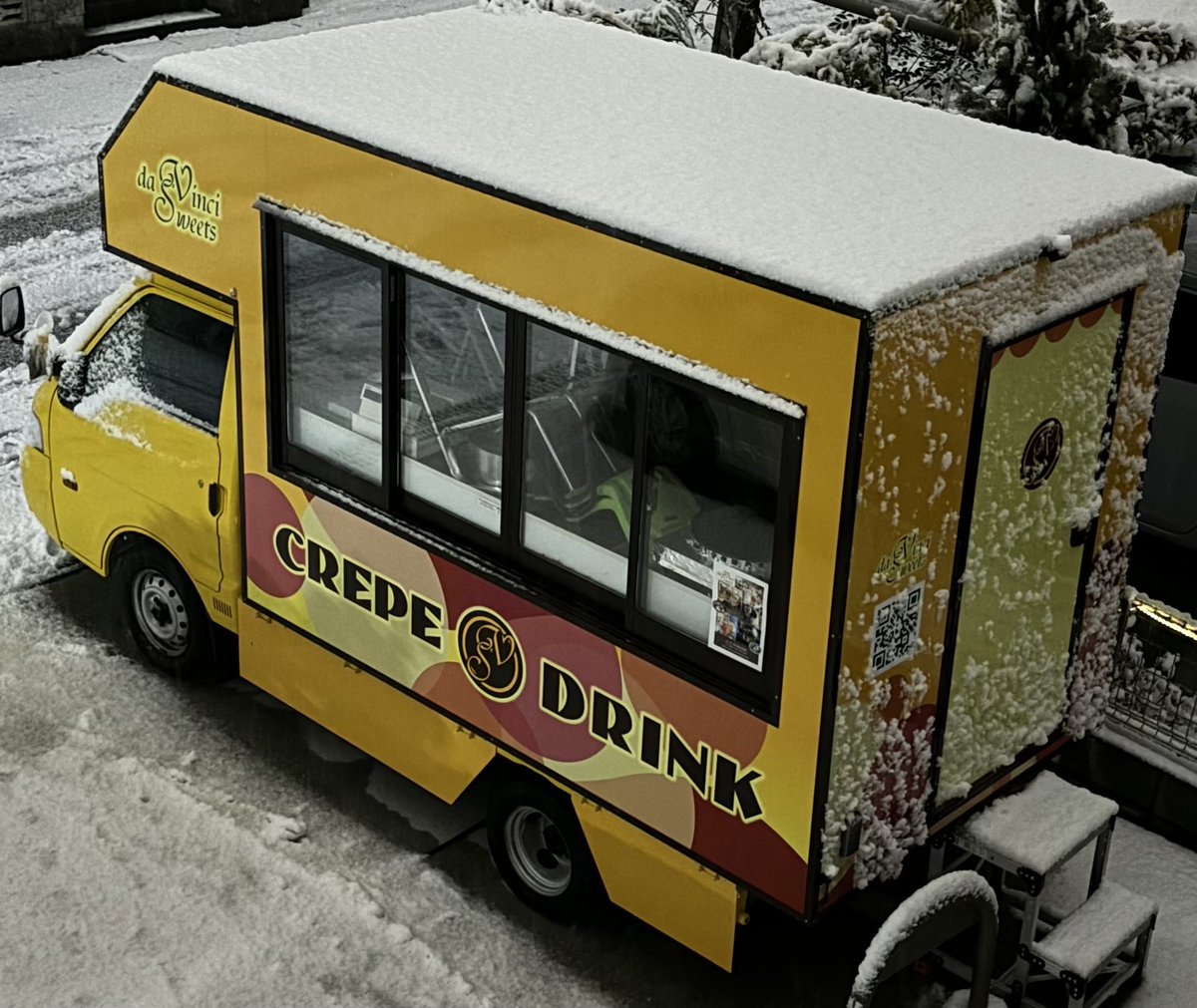 davincisweets's tweet photo. キッチンカー、昨日はクレープの営業で活躍し、今日は休業で雪にまみれています

#クレープ #立川 #ダヴィンチスイーツ #移動販売車 #スイーツ #キッチンカー #大雪 #大雪情報 https://t.co/iGA6LbKORj