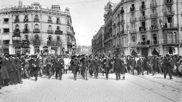 LaIntersindical's tweet photo. 🔍 Tal dia com avui fa 105 anys va començar la vaga de la Canadenca. Una històrica mobilització de la classe treballadora durant 44 dies de lluita i resistència i que va desencadenar en un dels episodis de lluita social més destacat del nostre país. 

📣 La Vaga va durar un mes i mig i va paralitzar un 70% de la indústria, aturant pràcticament Catalunya. Gràcies a aquests fets, es va conquerir la jornada laboral de 8 hores.
