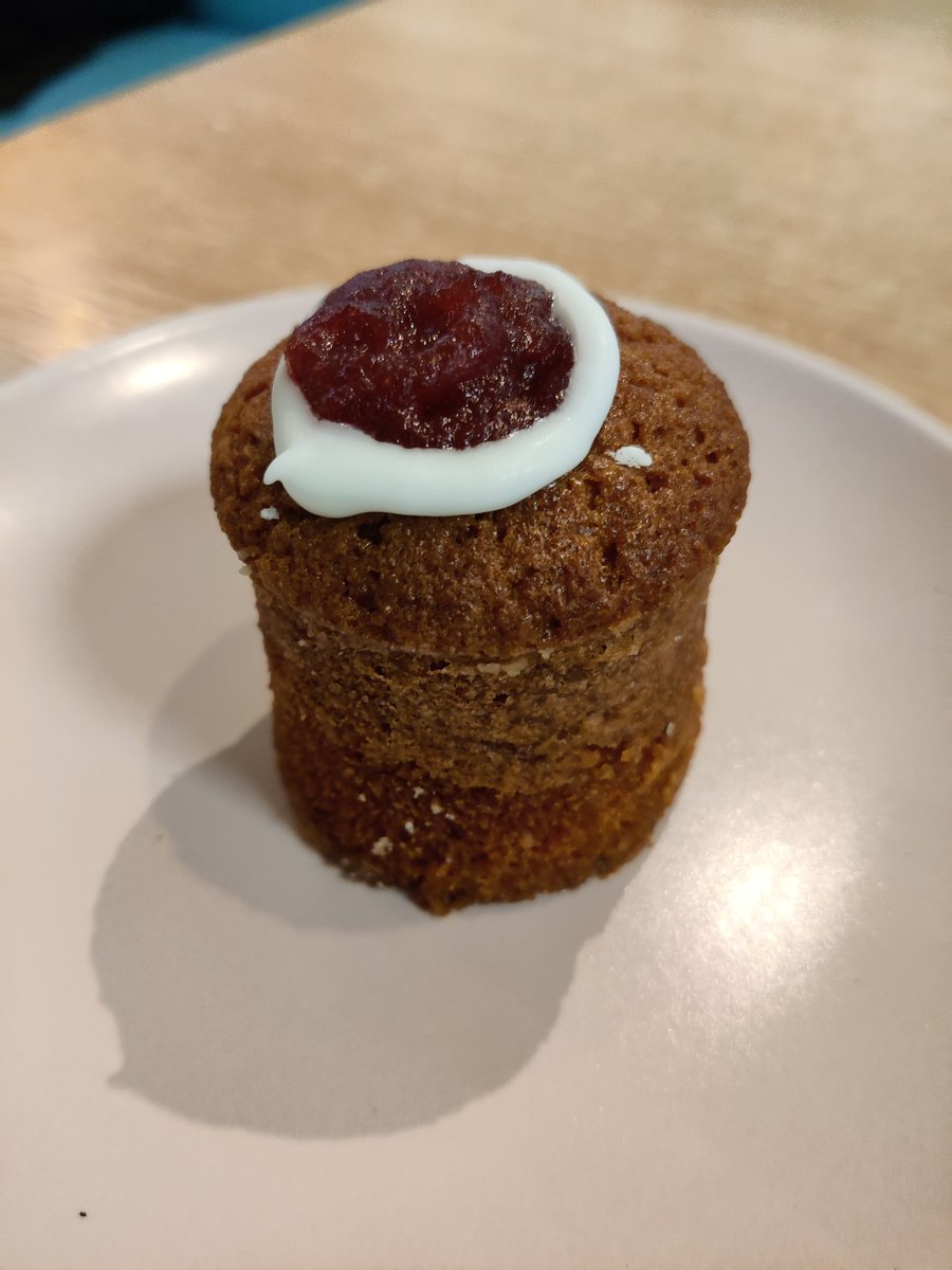 A major part of the way we celebrate Runeberg's day in 🇫🇮 is eating these 'runebergintorttu' tortes flavoured with almonds and arrack or rum, with icing and raspberry jam on top. They're one of the most delicious things in the world!