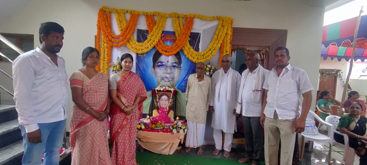 patnamsuneetha's tweet photo. Attended the 10th Day Death Ceremony of Sri Raghavender Reddy garu's Grandmother at Ghanapur village, Chevella mandal. Paid my respects and offered my condolences to the family.

#Chevella #Condolences https://t.co/vwz36275dW