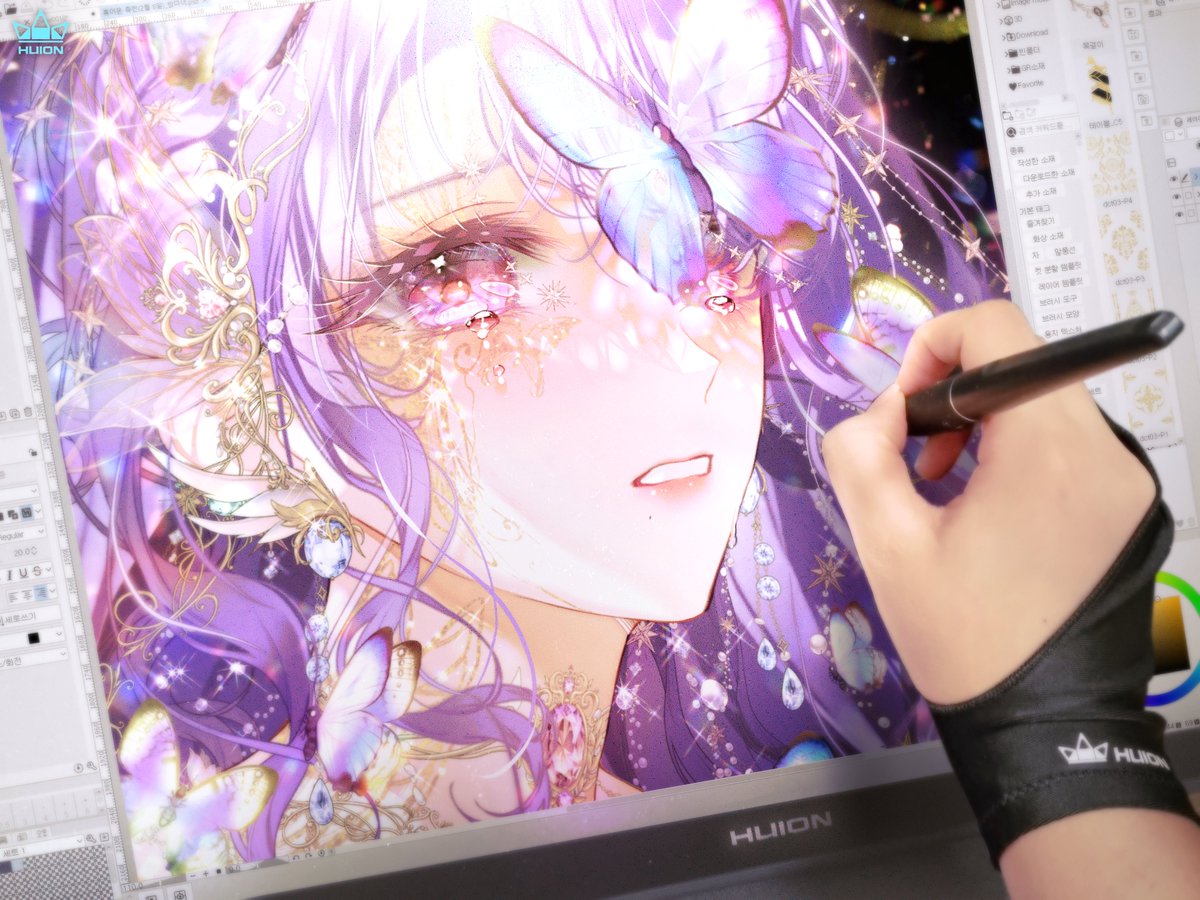 RT이벤트💜프로 로판 작가의 애용 장비 HUION Kamvas 22 Plus로  작업했습니다! 큰 화면 + 유격 현상X + 자연스러운 필압이 최고의 퀄리티를 선사해요!😄🖊️

휴이온 공식 계정 (<a href="/Huion_Korea/">휴이온코리아</a>)팔로우 +
이 트윗을 리트윗하시면 1분에게 신세계 10만원 상품권 선물드립니다!🦋