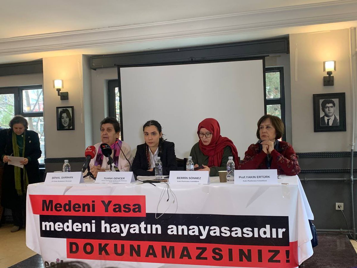 kcdplatformu's tweet photo. Temsilcimiz Tuana Gençer ile @esik_platform’un düzenlediği basın toplantısındayız.

Medeni Yasa, medeni hayatın anayasasıdır. Dokunamazsınız.
#YasalaraDokunmaUygula https://t.co/ifqFzhBfoP