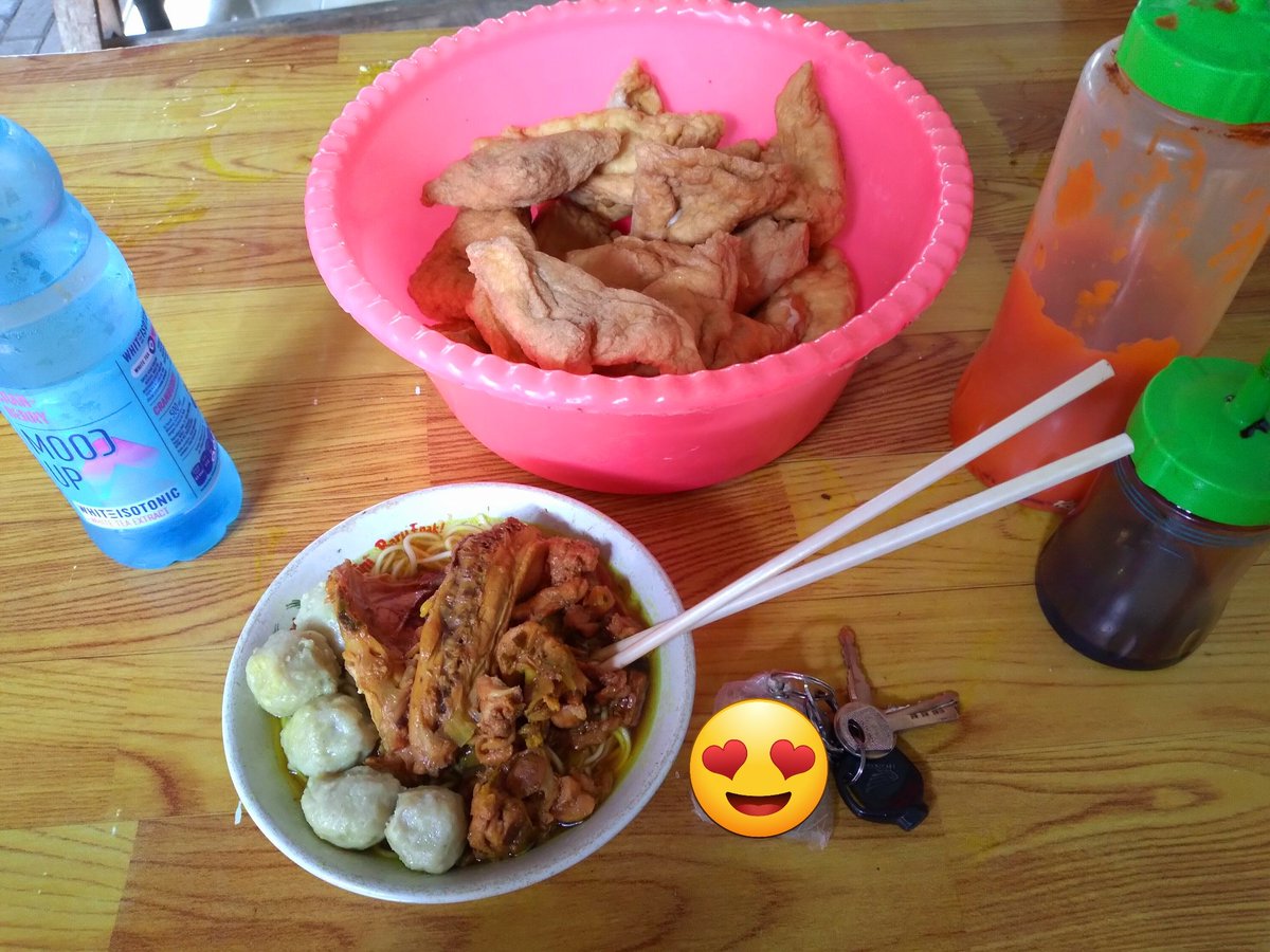 amirwawan_'s tweet photo. Mie Ayam Pak Dhuwur (sekarsuli, klaten)

Porsi kuli mie penuh tu dah sepaket ma balungan/kepala empuk bet cuma 7k, ga habis pikirkan murah'nya ini gimana yg untung 🙃 bumbu ayam medhok ditambah bakso makin blenger.🤤

Minum teh/jeruk 2k, tambahan tahu bakso gede ni cuma 1k aja.😆 https://t.co/LY6aZClAMB