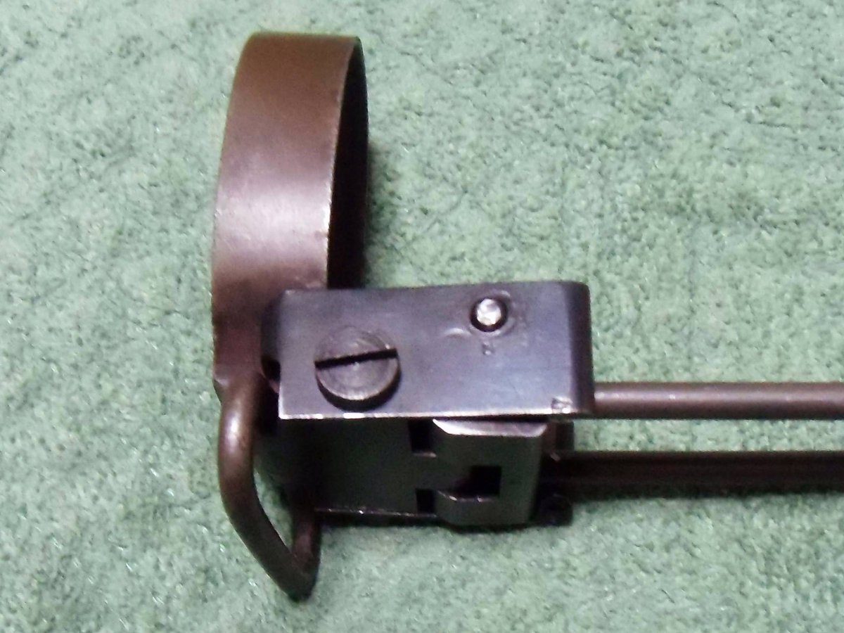 超レアな、九七式狙撃銃の単脚。下帯はオリジナルだが、単脚自体はリプロダクション。
「R」の刻印は、ライスさんの良心。
オリジナルの入手が困難な場合、リプロパーツと了解済みなら、充分参考になるし、コレクションの価値を貶めるものでは無い。将来、オリジナルが入手出来たら交換すれば良い。