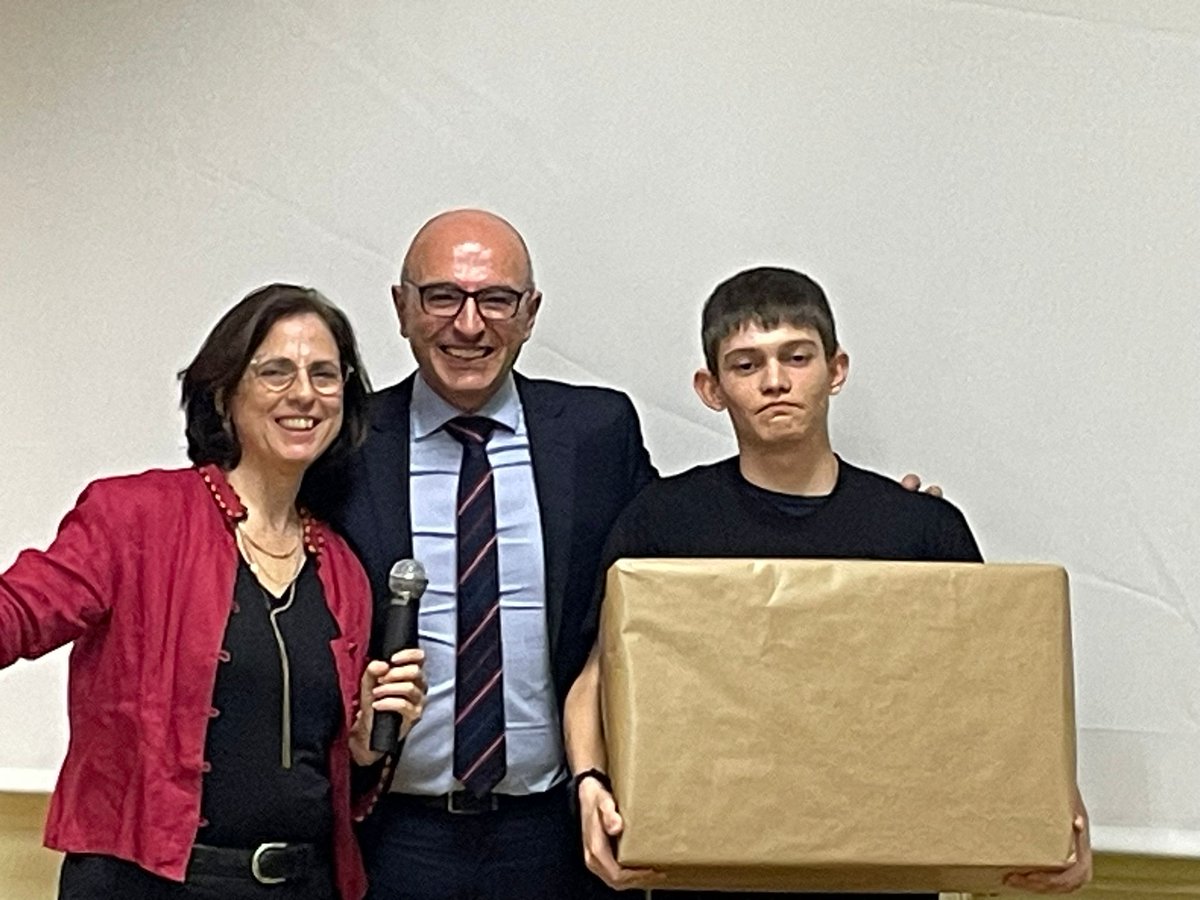 El secretario gral de Transformación Digital y Ciberseguridad, Juan Carlos Preciado, clausuró la Olimpiada de Informática de Extremadura.

✅ La Olimpiada de Informática es un reflejo del potencial latente en Extremadura para convertirse en un referente en el sector tecnológico.