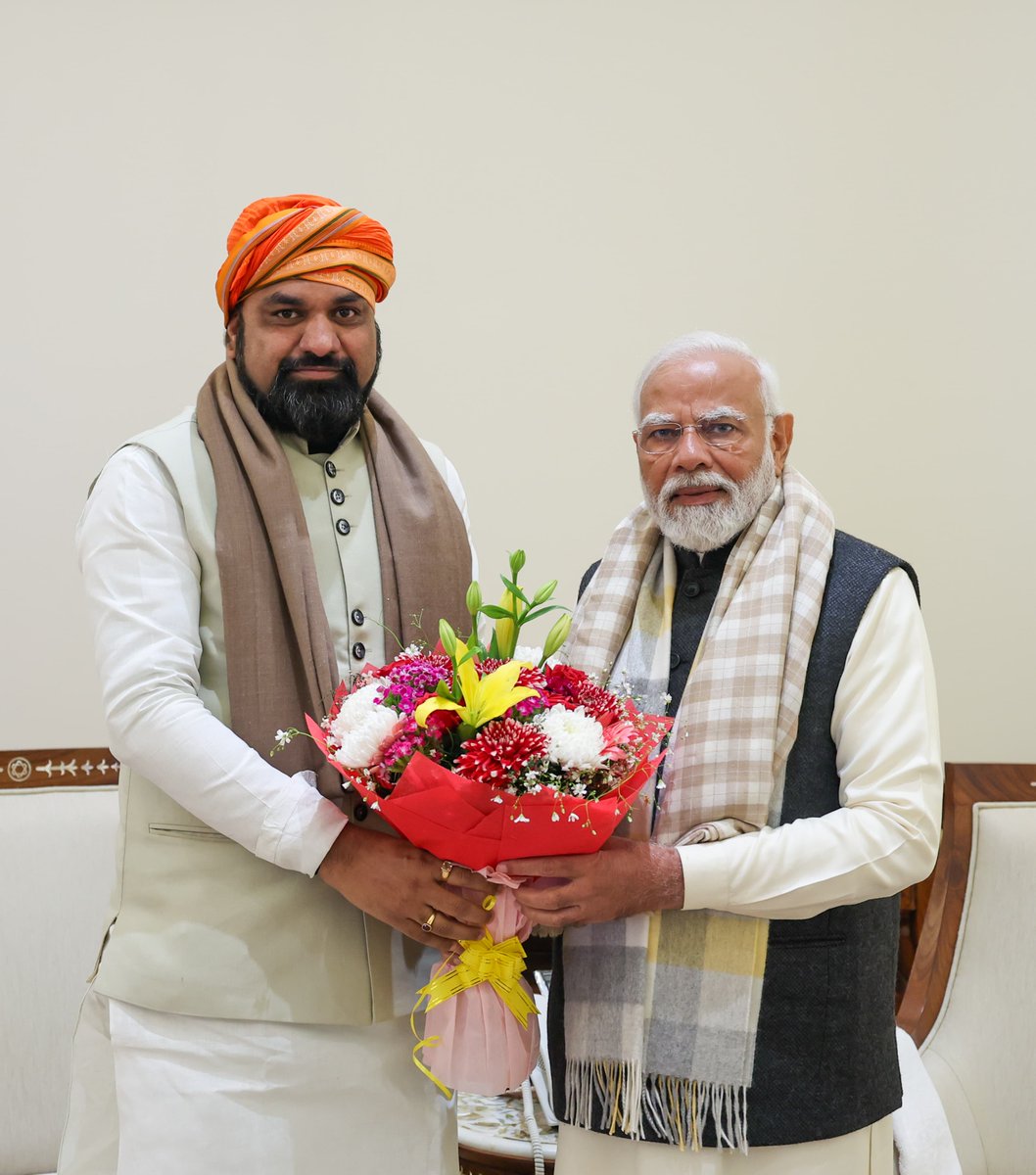 samrat4bjp's tweet photo. देश के यशस्वी प्रधानमंत्री श्री @narendramodi जी से मुलाकात कर उनका आशीर्वाद एवं मार्गदर्शन प्राप्त किया।

राष्ट्र की उन्नति को समर्पित आपकी विचारधारा एवं अखंड भारत के संकल्प ने मां भारती का जो गौरव बढ़ाया है, वह सदैव अक्षुण्ण रहे।
आदरणीय श्री नरेन्द्र मोदी जी को #बिहार की जनता बहुत प्यार करती है और प्रधानमंत्री जी भी बिहार की जनता को उतना ही स्नेह करते हैं। प्रधानमंत्री #मोदी बिहार के सर्वांगीण विकास को लेकर कृत संकल्पित हैं।
#NarendraModi