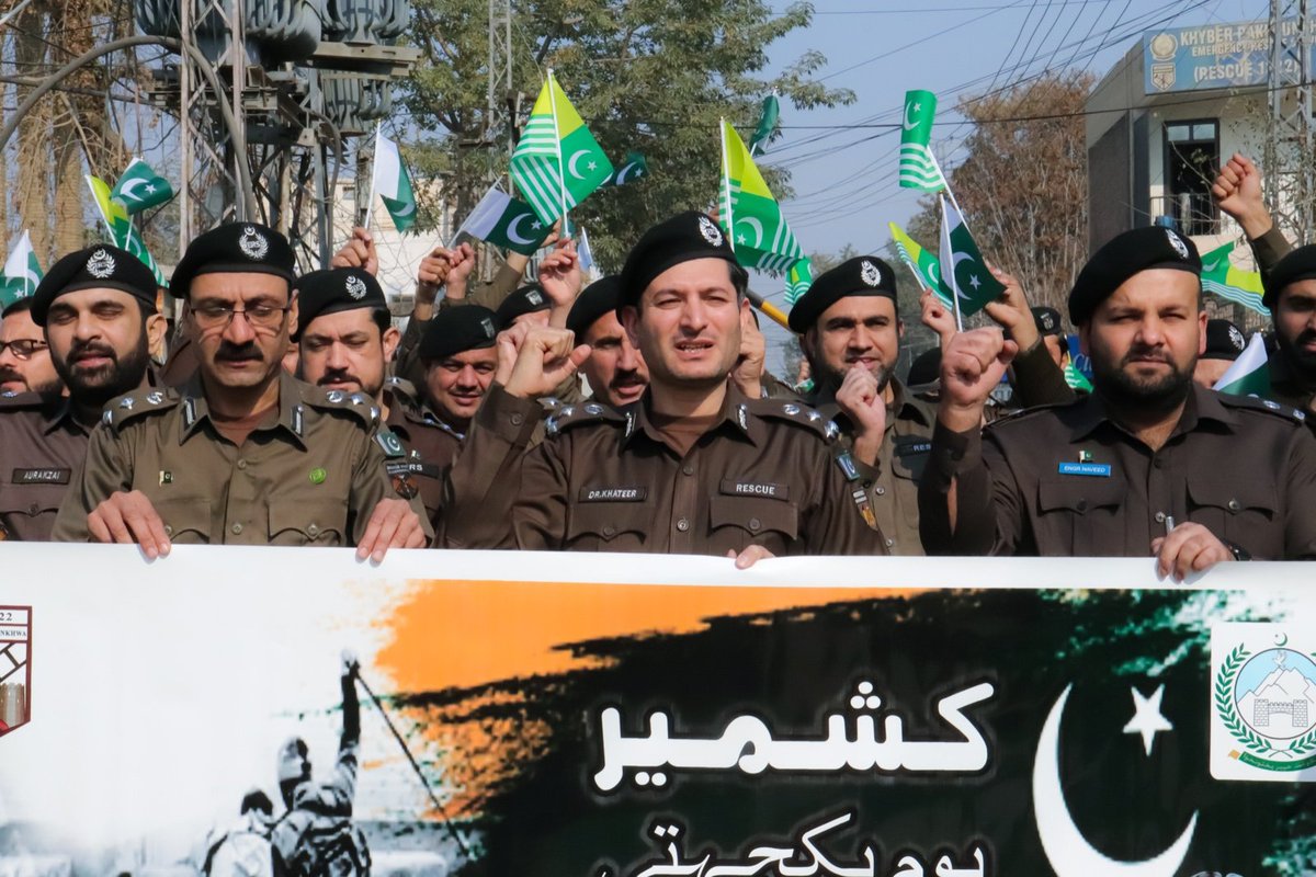 KPRescue1122's tweet photo. ریسکیو1122/ یوم یکجہتی کشمیر

یوم یکجہتی کشمیر کے حوالے سے ریسکیو1122 کا صوبے کے تمام اضلاع میں  خصوصی واک کا اہتمام کیا گیا

کشمیر ہمارا ہے اور وہ دن دور نہیں جب کشمیر پاکستان کا حصہ ہوگا

کشمیر کو اقوام متحدہ کی قراردادوں کے مطابق حل کیا جائے

ڈائریکٹر جنرل ریسکیو1122 https://t.co/SLg7dtzugW