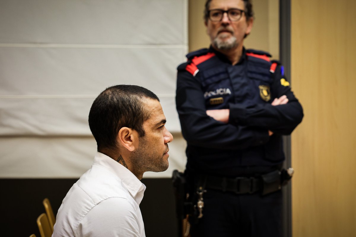 miqueljarque's tweet photo. Dani Alves ja està assegut al banc dels acusats a l'Audiència Provincial de Barcelona. La seva defensa denuncia indefensió del futbolista en la fase d'instrucció i demana la suspensió del judici #MatíCatradio https://t.co/4uToc5aYdt