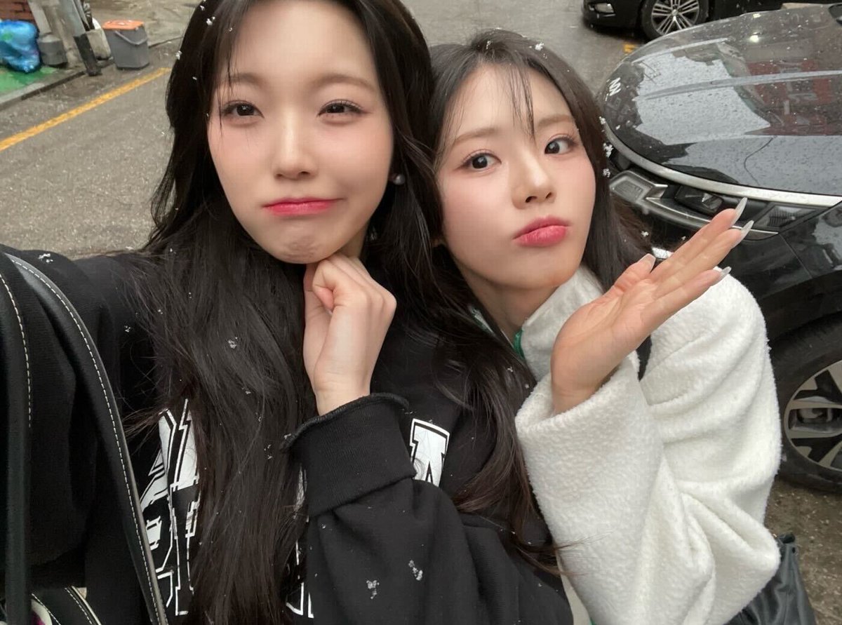 realfromis_9's tweet photo. [#지헌]
눈 오는 날 데이뚜😋💕

#지원 #지헌 https://t.co/X4J4wUS9FR