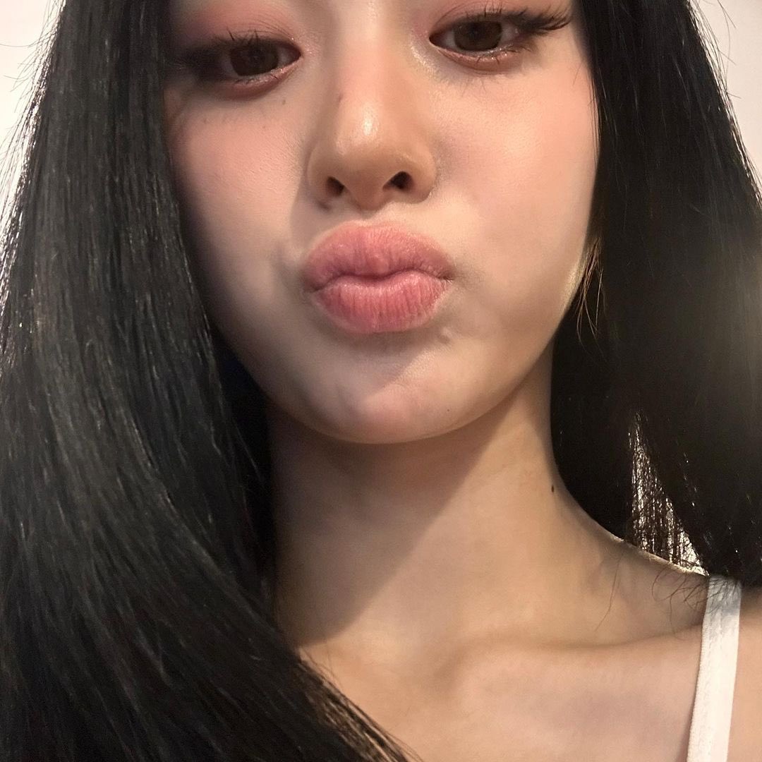 sserapics's tweet photo. yunjin instagram update https://t.co/rL8rUMhL7x