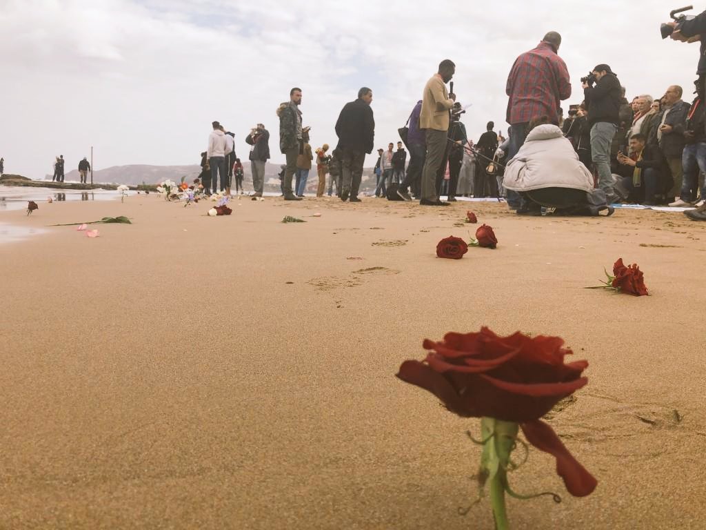 Ce mardi 6 février, nous participons à la journée mondiale de #CommemorAction. 

Il y a 10 ans, au moins 15 personnes ont été tuées en tentant de franchir la frontière entre le #Maroc et #Ceuta.
Aucun des agents de la Guardia Civil impliqués n'a eu à répondre de ses actes. 1/