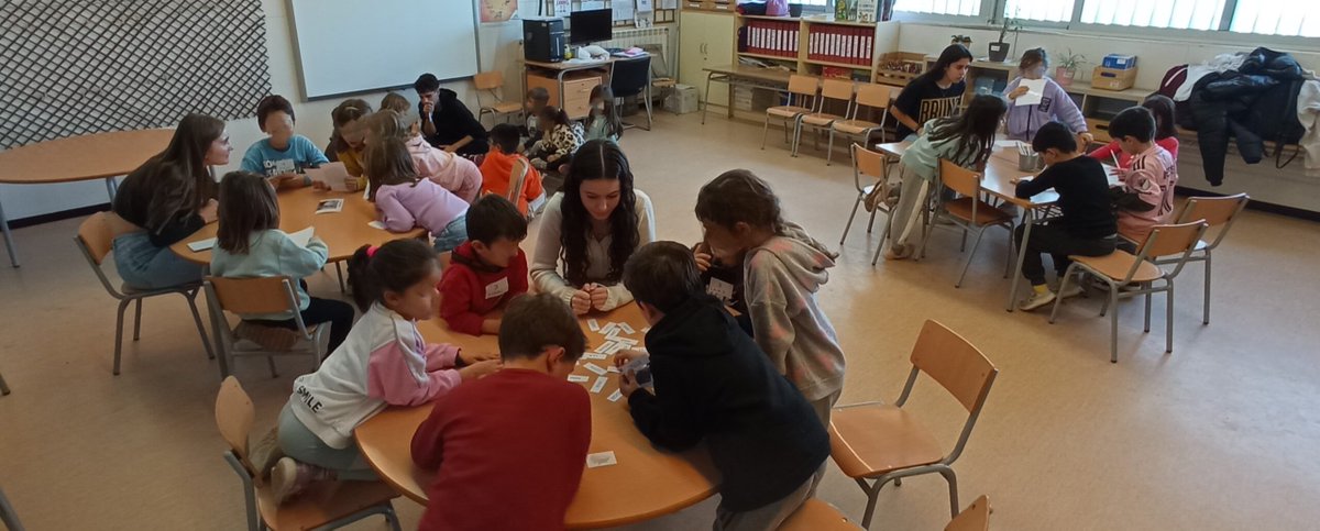 Us deixem aquí algunes fotos  del projecte de col·laboració que realitzen alumnes de 4t d'ESO del nostre centre amb l'Escola Marina de Montgat el servei comunitari.