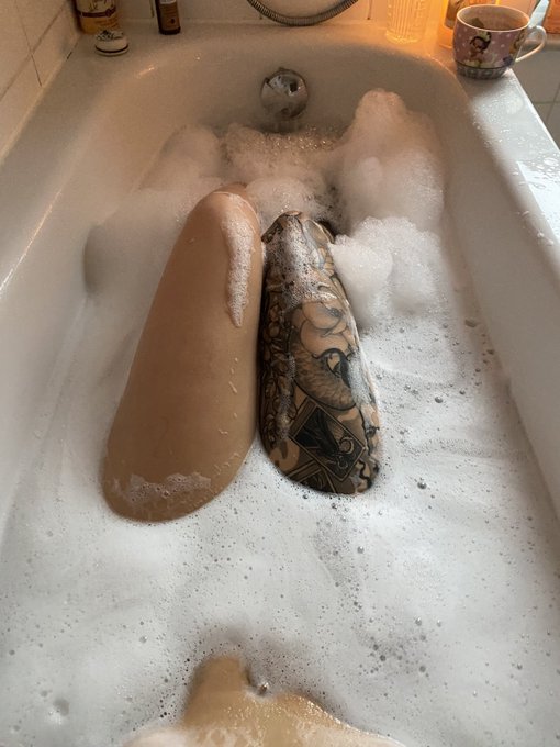 Na, kommst du mit in die Wanne ?! 🛁 🤍😏 https://t.co/ejGH47iit7<a href="/tag/tattoos"class="tags"><span>#tattoos</span></a><a href="/tag/tattoogirl"class="tags"><span>#tattoogirl</span></a><a href="/tag/biggirl"class="tags"><span>#biggirl</span></a><a href="/tag/contentcreator"class="tags"><span>#contentcreator</span></a>