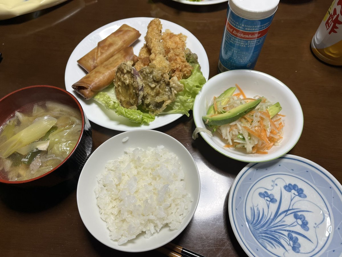 NameRuth88's tweet photo. 今夜も(？)揚げ物😅

ポイントの期限切れを目の前にして慌てて買った中華料理何何屋？さんの春巻きと、自家製ささみフライと🍠の天ぷら。
ある物で酢の物。
昨日の鍋の残りをお汁に。 https://t.co/nJRthWL3BF