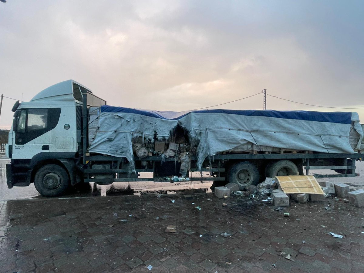 #Gaza this morning a food convoy waiting to move into Northern Gaza was hit by Israeli naval gunfire - thankfully no one was injured @UNRWA