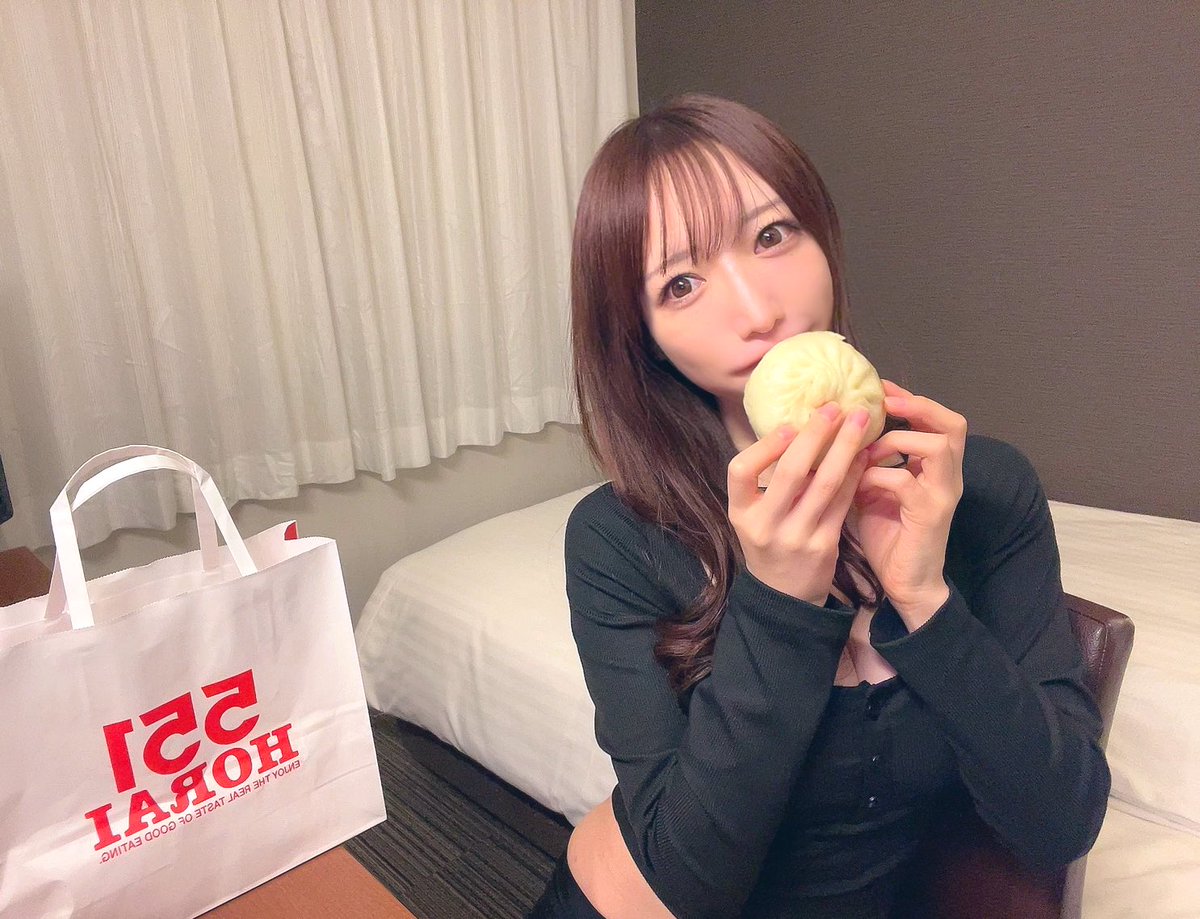 今日は大阪でとっても緊張する
お仕事だったのですが…
なんとか生きて帰れってこれたので
自分へのご褒美に
大好きな551の蓬莱の豚まん
4個入り買っちゃった…
いつも買う時は2個入りなんやけどね
今日は4個にしちゃった、美味しい幸せぇ https://t.co/BZOVNcDYIn