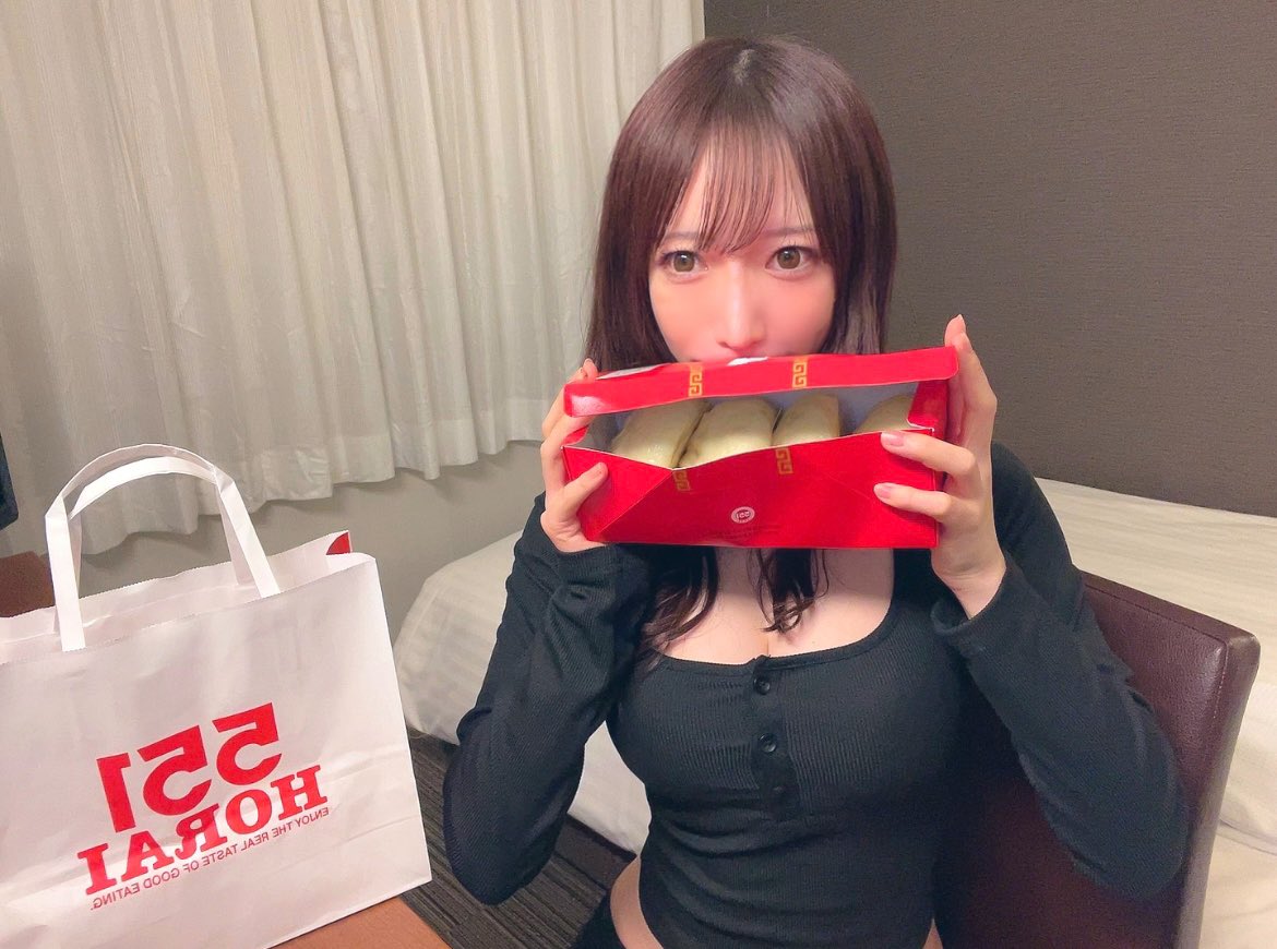 今日は大阪でとっても緊張する
お仕事だったのですが…
なんとか生きて帰れってこれたので
自分へのご褒美に
大好きな551の蓬莱の豚まん
4個入り買っちゃった…
いつも買う時は2個入りなんやけどね
今日は4個にしちゃった、美味しい幸せぇ https://t.co/BZOVNcDYIn