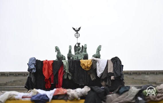 HalilSagrkaya's tweet photo. Çevreci örgüt #Greenpace, tekstil atıklarını ve #moda organizasyonlarını protesto etmek için, #Almanya’nın başkenti #Berlin’deki #Brandenburg #Kapısı’nde eylem yaptı.
Kapının önüne tekstil atıklarını döken eylemciler, kıyafet kulesinin üzerine çıkarak protesto gerçekleştirdi. https://t.co/U5ckybk8C6
