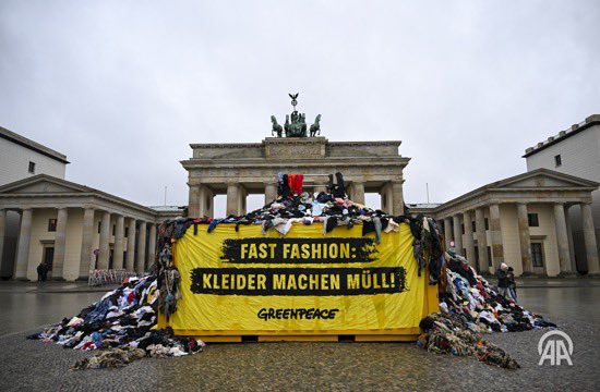 HalilSagrkaya's tweet photo. Çevreci örgüt #Greenpace, tekstil atıklarını ve #moda organizasyonlarını protesto etmek için, #Almanya’nın başkenti #Berlin’deki #Brandenburg #Kapısı’nde eylem yaptı.
Kapının önüne tekstil atıklarını döken eylemciler, kıyafet kulesinin üzerine çıkarak protesto gerçekleştirdi. https://t.co/U5ckybk8C6