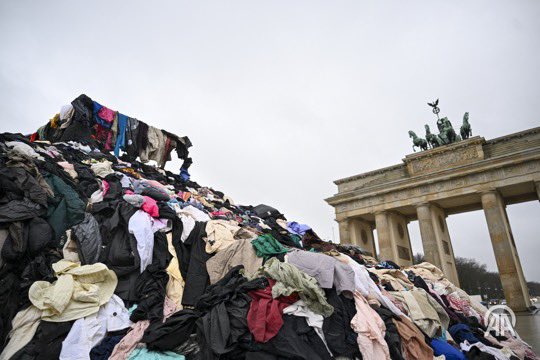 HalilSagrkaya's tweet photo. Çevreci örgüt #Greenpace, tekstil atıklarını ve #moda organizasyonlarını protesto etmek için, #Almanya’nın başkenti #Berlin’deki #Brandenburg #Kapısı’nde eylem yaptı.
Kapının önüne tekstil atıklarını döken eylemciler, kıyafet kulesinin üzerine çıkarak protesto gerçekleştirdi. https://t.co/U5ckybk8C6