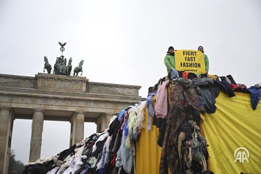 HalilSagrkaya's tweet photo. Çevreci örgüt #Greenpace, tekstil atıklarını ve #moda organizasyonlarını protesto etmek için, #Almanya’nın başkenti #Berlin’deki #Brandenburg #Kapısı’nde eylem yaptı.
Kapının önüne tekstil atıklarını döken eylemciler, kıyafet kulesinin üzerine çıkarak protesto gerçekleştirdi. https://t.co/U5ckybk8C6