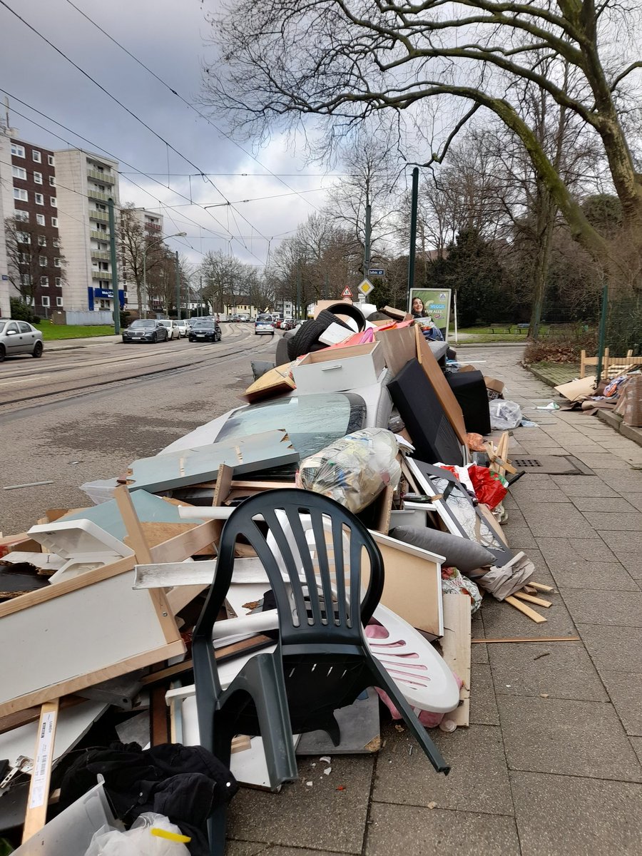kriki1983's tweet photo. Hallo @Essen_Ruhr . Seit einer Woche wird diese Müllhalde täglich größer.  Wann wird das mal abgeholt. Haus -Berge Straße Ecke  Dinslakerstr ist das https://t.co/kUlo29u7wc