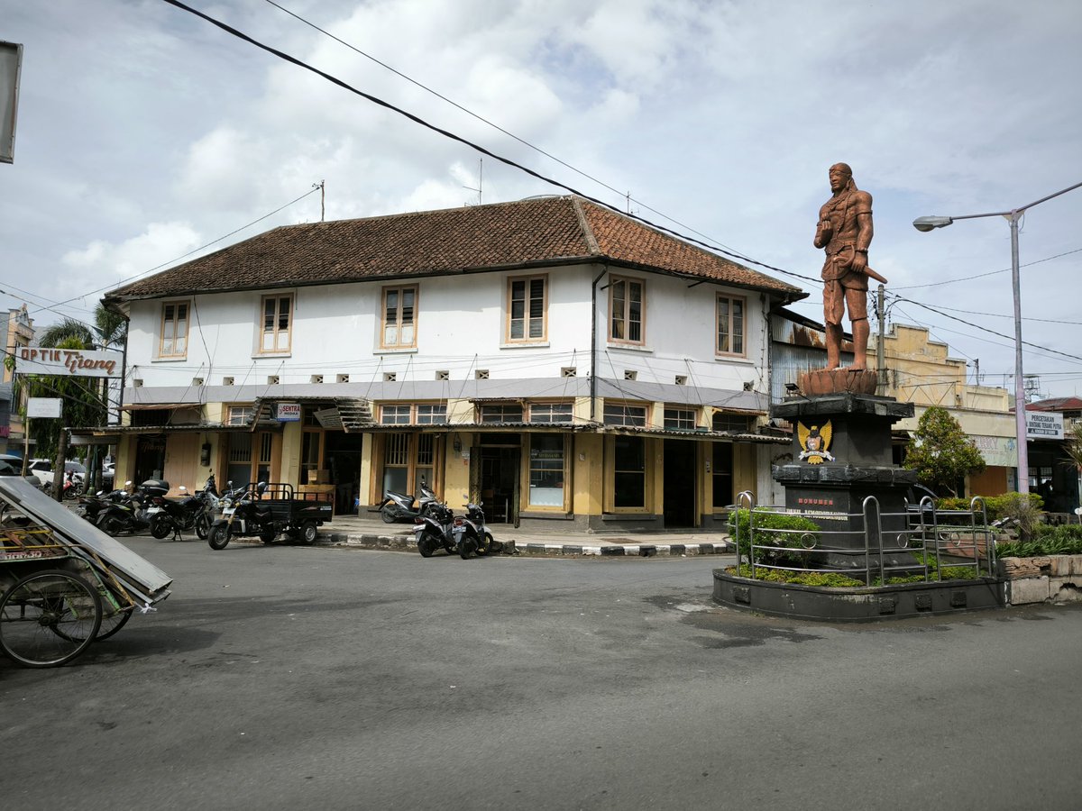 zeezahnur's tweet photo. Old buildings in Kediri. Now a train station, a restaurant, and a home.
#kediri #travelphotography #colonialbuilding https://t.co/gua7FhKy6u