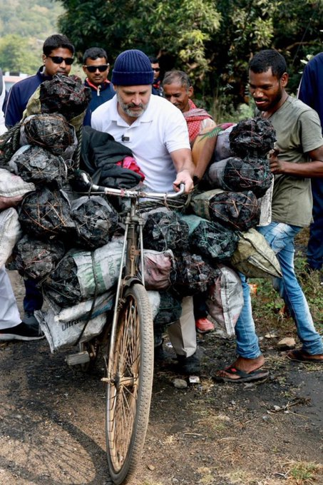 rishibagree's tweet photo. Some locals steal Coal from Coal pit-heads and sell them in the open market.
Today Rahul Gandhi was seen validating this national loot https://t.co/CJn58AdVNI