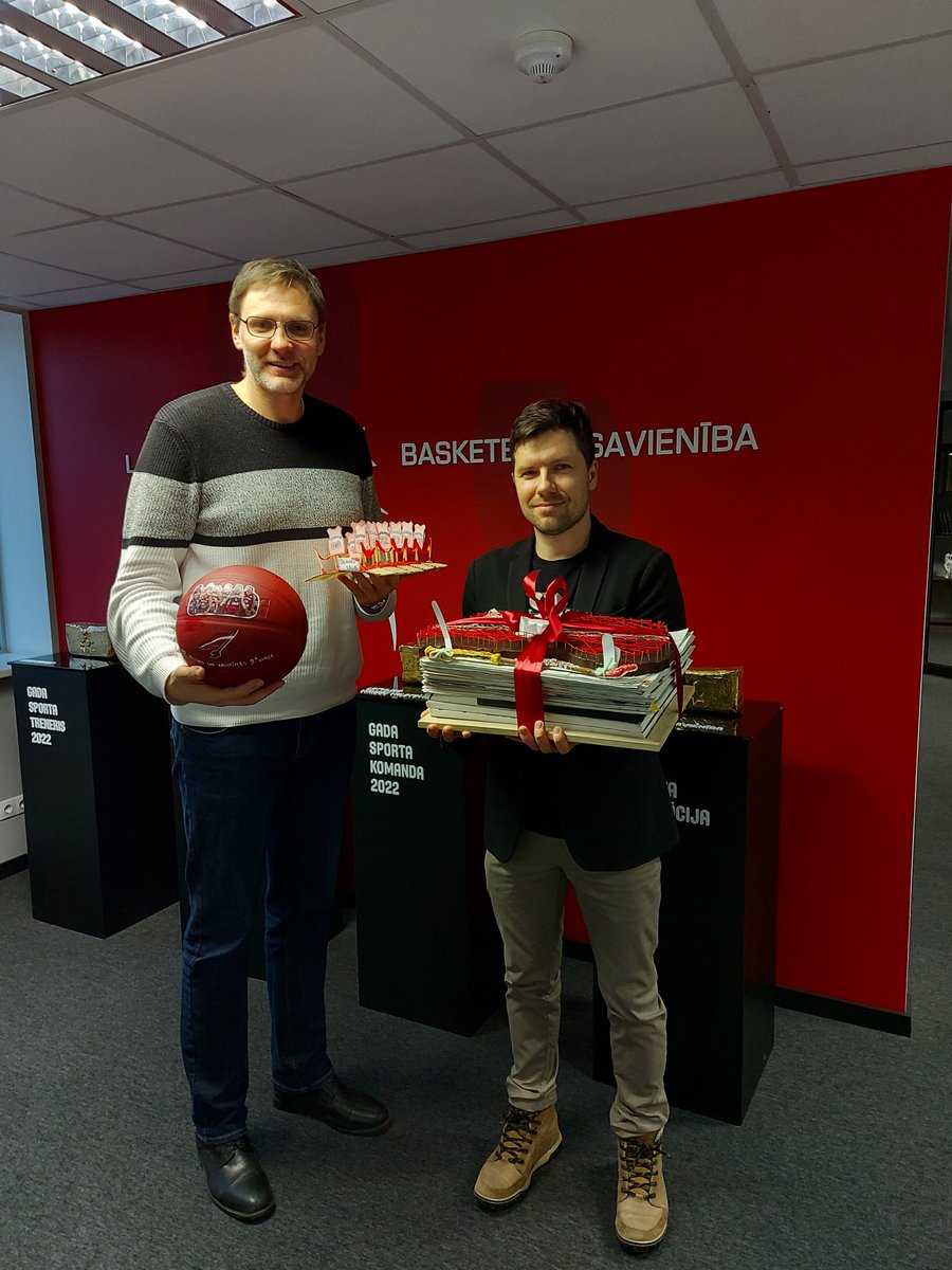 Skaists mirklis. Nogādājām dāvanas Latvijas Basketbola savienībai no Bauskas Valsts ģimnāzijas. Mana un manu jauniešu mākslas projekta mērķis bija pateikt PALDIES no sirds par fantastiskajiem rezultātiem PČ. 5. vieta mūsu sirdīs - līdzvērtīga pirmajai!