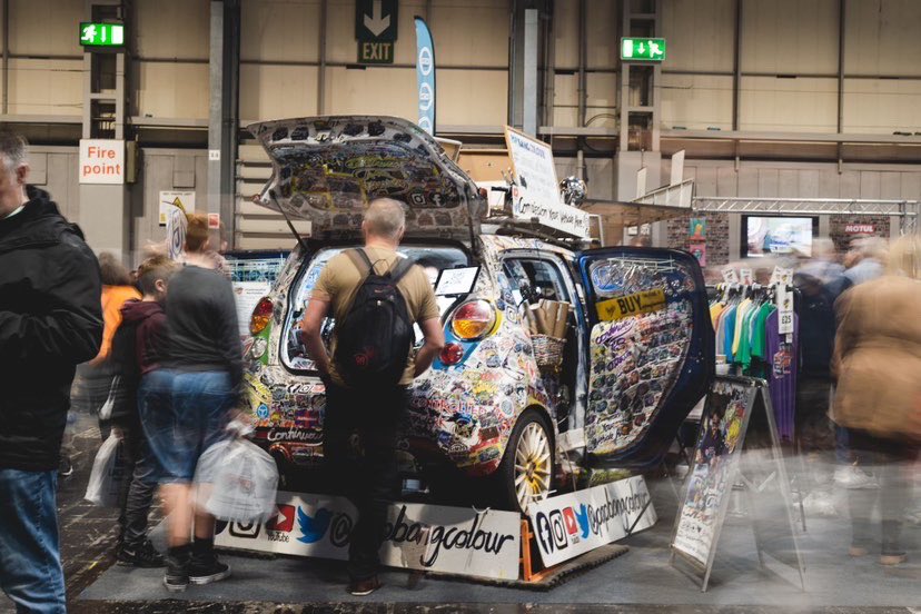 Popbangcolour's tweet photo. Good news! 🙌🏻
Happy to say I’ll be creating #ContinuousCycle drawings at @MCNnews London Motorcycle Show 🏍️✍🏻 & #ContinuousCar drawings @RaceRetro_ 🚗✍🏻 in the coming weeks - who’s planning on attending the events?
#mcnmotorcycleshow #RaceRetro https://t.co/FfXn6py9IB