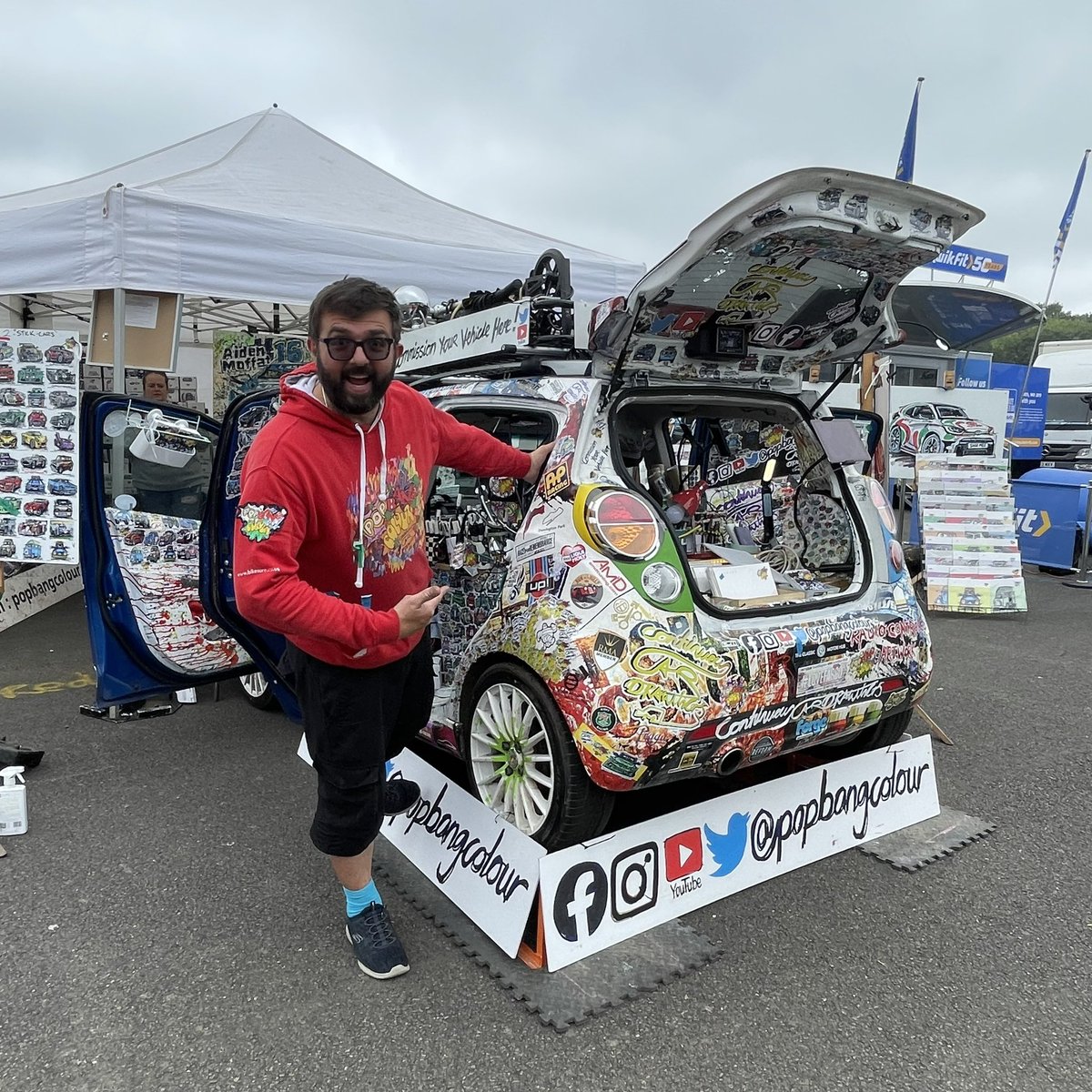 Popbangcolour's tweet photo. Good news! 🙌🏻
Happy to say I’ll be creating #ContinuousCycle drawings at @MCNnews London Motorcycle Show 🏍️✍🏻 & #ContinuousCar drawings @RaceRetro_ 🚗✍🏻 in the coming weeks - who’s planning on attending the events?
#mcnmotorcycleshow #RaceRetro https://t.co/FfXn6py9IB