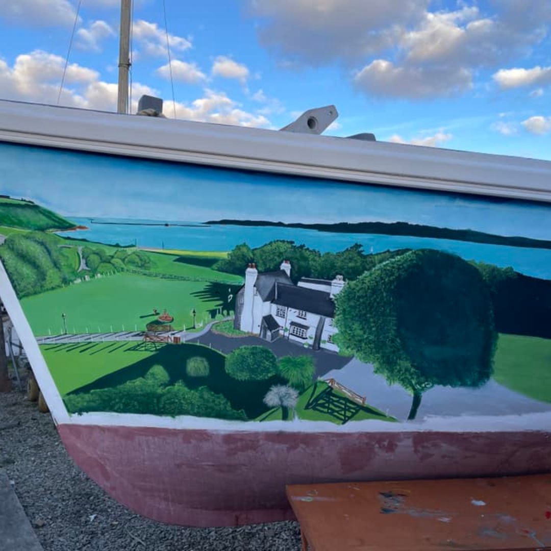 PlymCultureUK's tweet image. Have you ever seen a mural on a boat? 🤔

Neither had Neal Stoneman who owns St Anne's House, so he commissioned local artist Kevin Preston to liven up the side of his 26 foot boat. ⛵

We love to see unique and creative artwork appearing across the city.

📸 @drawingpower