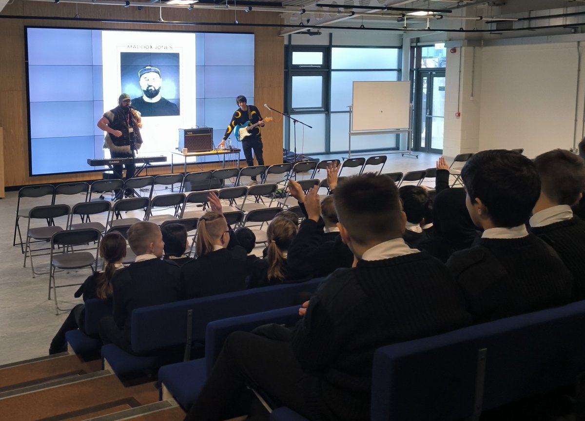 .@itsmaddoxjones is in the house! Great upbeat start to a Monday morning, with some banging fresh tunes, covers and a sprinkle of life lessons for Year 7 & 8.