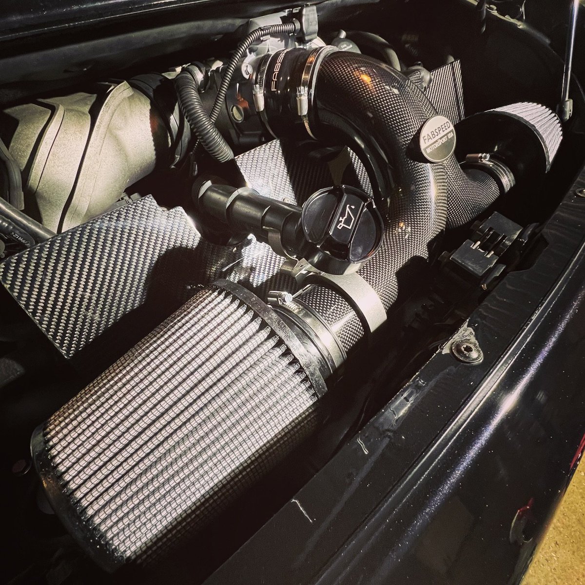 Installed a Fabspeed Motorsport carbon-fibre competition intake system to go with my 911’s GT3 throttle body and IPD competition plenum. Extra punch and plenty more noise under load. Fantastic workmanship. ECU tweak on the horizon. 🏁 #porsche911
