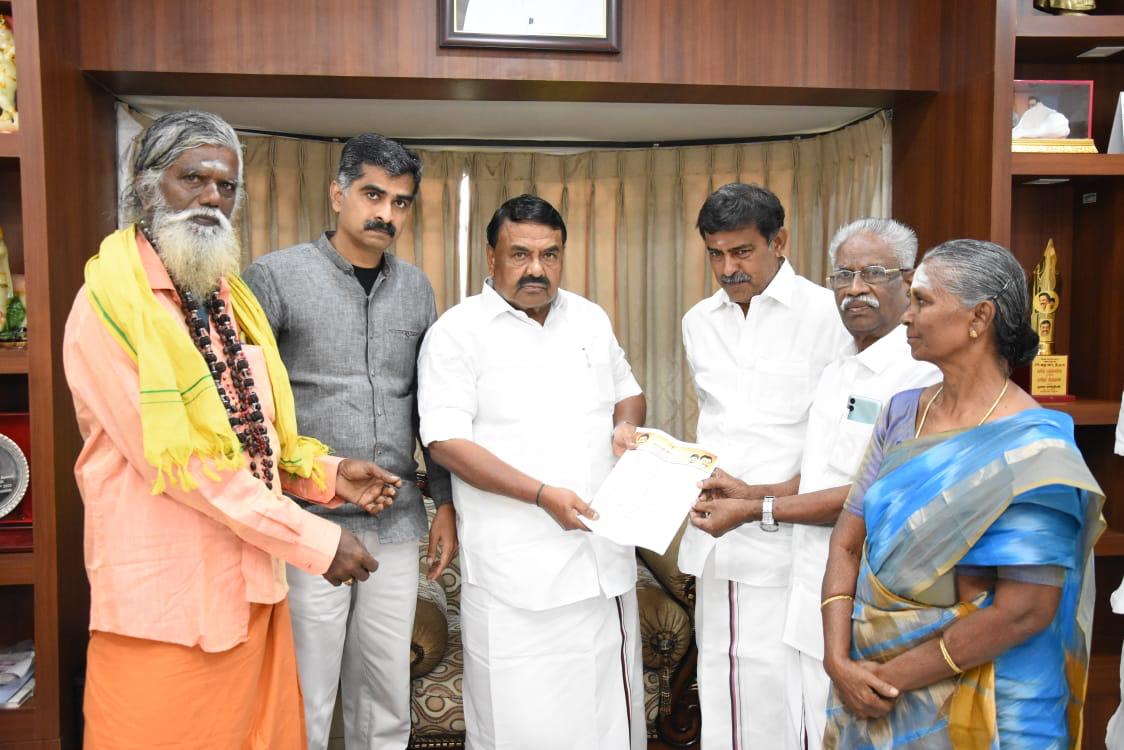 duraivaikooffl's tweet photo. மாண்புமிகு பிற்படுத்தப்பட்டோர் நலத்துறை மற்றும் உயர்கல்வி துறை அமைச்சர் ஆர். எஸ். ராஜ கண்ணப்பன் அவர்களுடன் சந்திப்பு..!
      
இன்று காலை  (05.02.2024) காலை மாண்புமிகு பிற்படுத்தப்பட்டோர் நலத்துறை மற்றும் உயர்கல்வி துறை அமைச்சர்  மதிப்பிற்குரிய அண்ணன் ஆர்.எஸ். ராஜகண்ணப்பன் அவர்களை அவரது இல்லத்தில் சந்தித்தேன்.
     
கடந்த சில நாட்களுக்கு முன்பு தமிழ்நாடு சீர் மரபினர் நலச்சங்க நிர்வாகிகள் என்னை சந்தித்தனர்.
     
அப்போது கடந்த அஇஅதிமுக ஆட்சியில் நடந்த குளறுபடியால், தமிழகம் முழுவதும் உள்ள ஊராளிக் கவுண்டர், வேட்டுவக் கவுண்டர், பிறமலைக் கள்ளர், மறவர், அம்பலகாரார், வலையர், தொட்டிய நாயக்கர், போயர், குறவர் உள்ளிட்ட சீர்மரபினரான 68 சமூகத்தைச் சேர்ந்த அனைவரையும், மத்திய அரசு சலுகைகளைப் பெறுவதற்கு 'சீர்மரபு பழங்குடியினர்' DNTs (Denotified Tribes) எனவும், மாநில அரசு சலுகைகளைப் பெறுவதற்கு 'சீர்மரபு வகுப்பினர்' DNCs (Denotified communities) எனவும் 'இரட்டை சாதிச்சான்றிதழ்' வழங்கும் முறை உள்ளது. 
   
எனவே தமிழகம் முழுவதும் உள்ள இந்த 68 சமூகத்தவர்கள், சீர்மரபு பழங்குடியினர் (DNTs) என ஒற்றை சாதி சான்றிதழ் வழங்க வேண்டும் என  கோரிக்கை விடுத்து இருந்தனர்.
   
இன்று (05.02.2024) பெரம்பலூர் மாவட்ட செயலாளர் எஸ்.ஜெயசீலன் தமிழ்நாடு சீர் மரபினர் நல சங்க  நிர்வாகிகளை அழைத்து வந்திருந்தார்.
  
மாண்புமிகு பிற்படுத்தப்பட்டோர் நலத்துறை அமைச்சர் ஆர். எஸ். ராஜ கண்ணப்பன் அவர்களை சந்தித்து தமிழ்நாடு சீர் மரபினர் நலச்சங்க நிர்வாகிகளின் கோரிக்கை பற்றி விரிவாக எடுத்து கூறினேன்.
   
மாண்புமிகு அமைச்சர் அவர்களும் உடனடியாக அதிகாரிகளை அழைத்து இந்த கோரிக்கையினை நிறைவேற்றுவதற்கு உரிய நடவடிக்கைகளை மேற்கொள்ளுங்கள், மாண்புமிகு முதல்வர் அவர்களும் இது சம்பந்தமாக ஏற்கனவே  தேர்தல் வாக்குறுதி அளித்து இருந்ததையும் நினைவு கூர்ந்தார்.
    
அப்போது தென்சென்னை கிழக்கு மாவட்ட செயலாளர் கே.கழககுமார் உடன் இருந்தார்.

அன்புடன்
துரை வைகோ
முதன்மைச் செயலாளர்
மறுமலர்ச்சி தி மு க
05.02.2024.