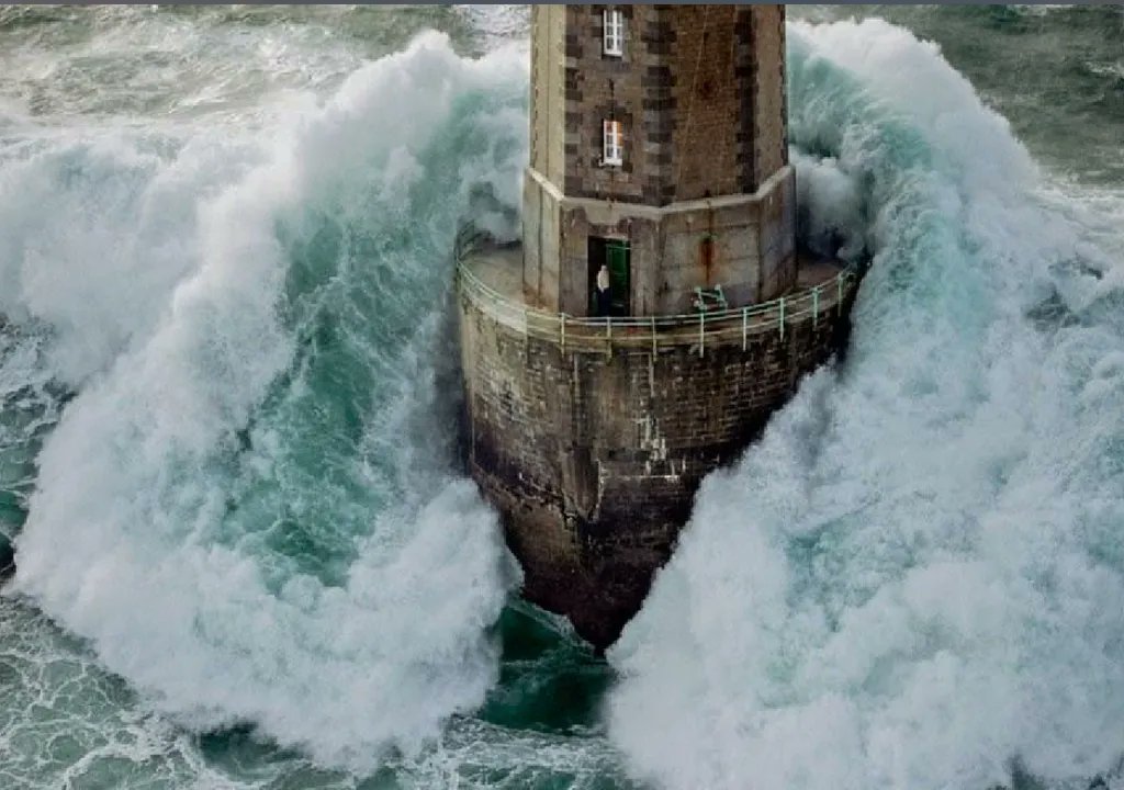 marcvidal's tweet image. y hablando de empleos duros bien pagados 

¿Quieres un salario anual muy superior a la media? Si además eres valiente y te gusta la soledad absoluta, este es tu sitio. El empleo consiste en el mantenimiento del faro de La Jument en la costa francesa de Bretaña.

Aunque tendrás…