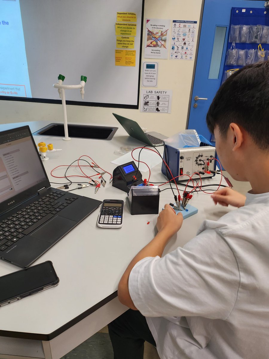 mmeetk's tweet photo. Illuminate me !!! Is light a wave or a particle? Diving deep into the wave-particle duality first thing Monday morning, providing students with multiple exposure through practicals and worked examples @HISScienceNow @DrFeliciaTweets @MsNadiaHalim @HuiChinSay @Paul_HISkl https://t.co/3CacbO3nIo