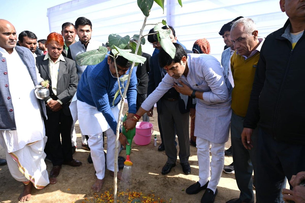 Sanjay4India1's tweet photo. आज वन विभाग द्वारा आयोजित" जयपुर पक्षी पर्व 2024" के कार्यक्रम के शामिल हुआ।
मुहाना कंजरवेशन रिजर्व को वन विभाग द्वारा पक्षी अभ्यारण की तरह विकसित किया जा रहा है जिससे देश विदेश के पक्षियों का आवागमन यहां हो, आने वाले समय में ये मुहाना रिजर्व जयपुर का एक प्रमुख पर्यटन स्थल बनेगा।
कार्यक्रम में मेरे साथ स्थानीय विधायक श्री @KailashvermaBJP जी भी मौजूद रहे।