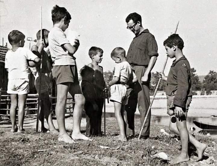 O cantor José Afonso com crianças que, à época, habitavam nuns casebres de madeira no Choupal, nas margens do Mondego em Coimbra (1964)).

 [📸 Eduardo Varela Pécurto]

#PortugalRural