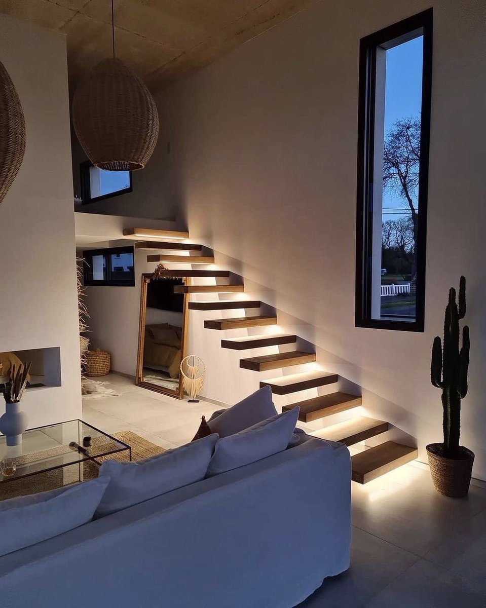 INTERIORPORN1's tweet photo. this staircase is so damn beautiful https://t.co/7DsxcoJRH6