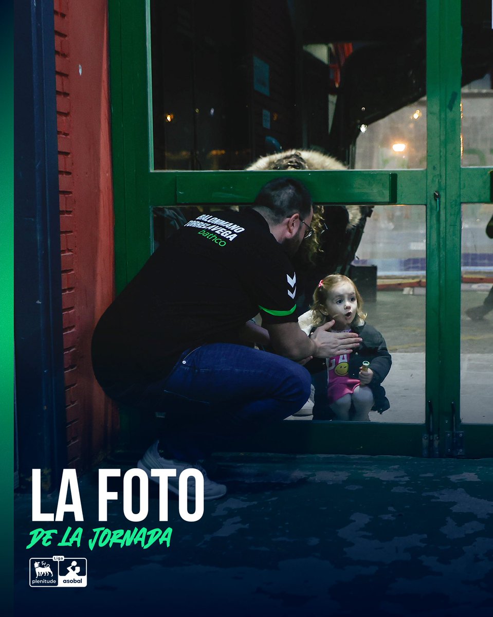 ✨ 𝐋𝐀 𝐅𝐎𝐓𝐎 𝐃𝐄 𝐋𝐀 𝐉𝐎𝐑𝐍𝐀𝐃𝐀 1️⃣6️⃣ es para este momento familiar captado en el Vicente Trueba de <a href="/BMTorrelavega/">Bathco Balonmano Torrelavega</a>🟠

El técnico <a href="/Alex_Mozas/">Alejandro Mozas</a> recibe el apoyo de su hija Alba antes del inicio del partido… ¡y le trajo suerte!🙃

¡Enhorabuena por la 📸 a Luís Palomeque!🔥