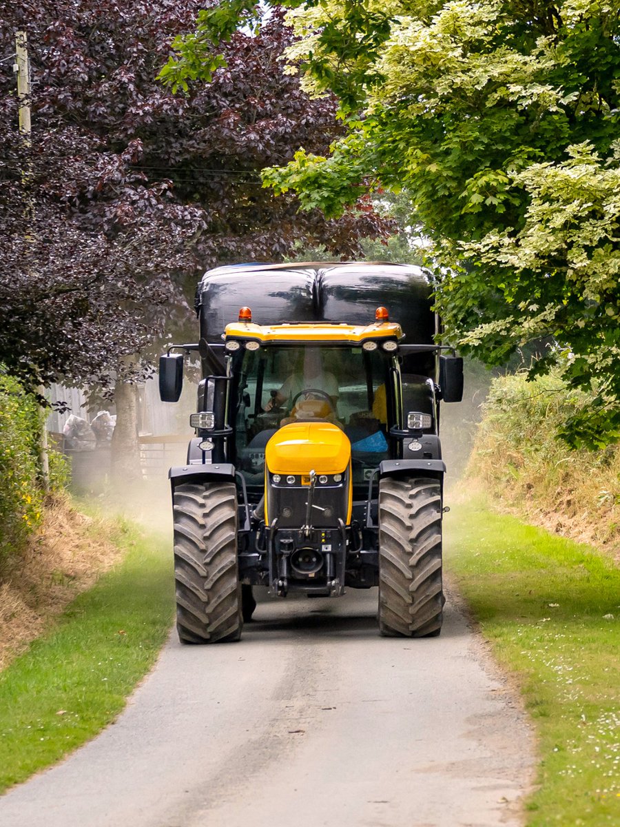 JCBagriculture's tweet photo. Productivity in built. A #JCB Fastrac 4220 trailing hay bales at Elliott's Potato Farm. Discover more: https://t.co/bUiaVS5FTv. https://t.co/60piLVqgBk