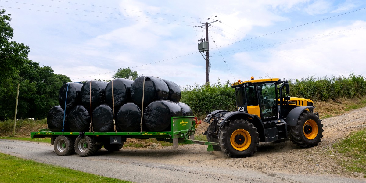 JCBagriculture's tweet photo. Productivity in built. A #JCB Fastrac 4220 trailing hay bales at Elliott's Potato Farm. Discover more: https://t.co/bUiaVS5FTv. https://t.co/60piLVqgBk