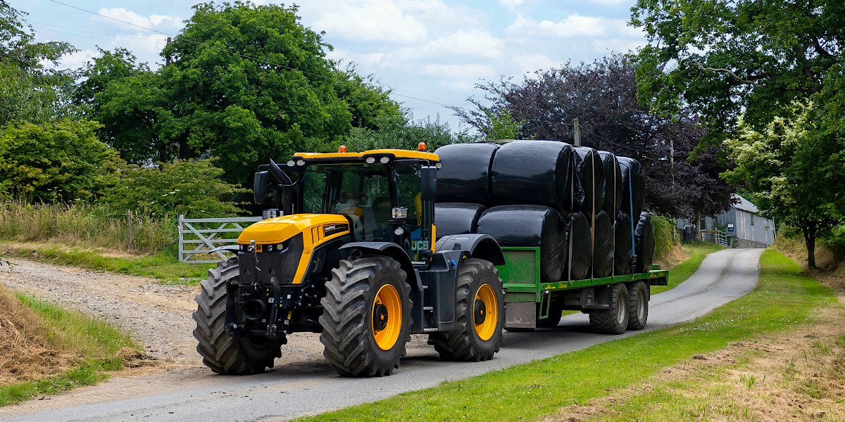 JCBagriculture's tweet photo. Productivity in built. A #JCB Fastrac 4220 trailing hay bales at Elliott's Potato Farm. Discover more: https://t.co/bUiaVS5FTv. https://t.co/60piLVqgBk