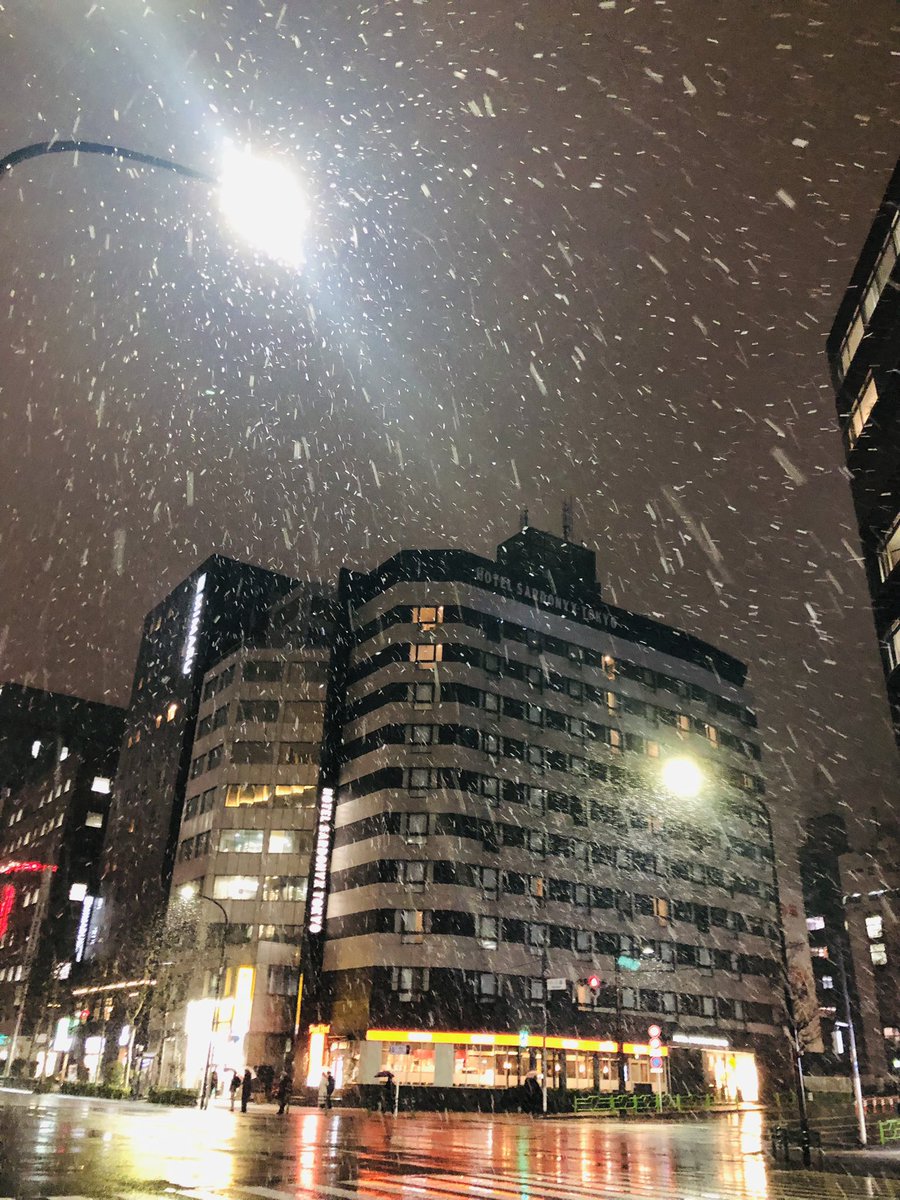 KenjiToAsobo's tweet photo. 寒いねー❄️
東京はまだ積もってないけど、時間の問題ー！みなさん早めに帰ってねー。
飲むなよー😊
＃雪　＃東京　＃飲み　＃呑み https://t.co/SeYFmW4GFN