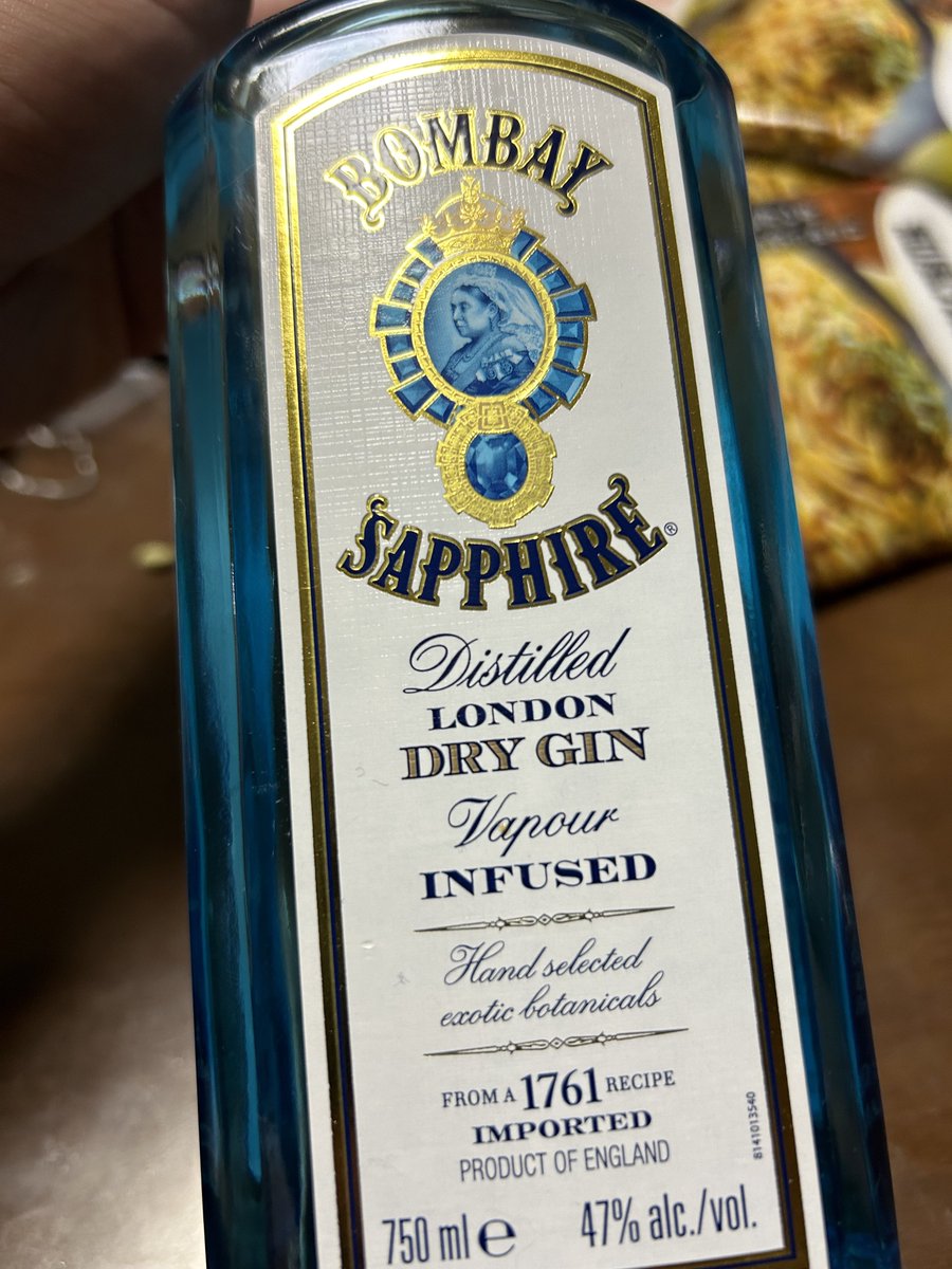 HmjstLuciferina's tweet image. こんな日は、酒かっくらって寝る。

安酒は飲めないから、ボンベイサファイアぶちかましてな。

アルコール、４７度！

かける君おすすめの飲み方してやんよ。

銀行行きたいし、ロピア行きたかったんだが、もう無理だ。

しばらく徒歩と電車。

いつもと変わらない？あっそ。
＃BombaySapphire
＃ジン