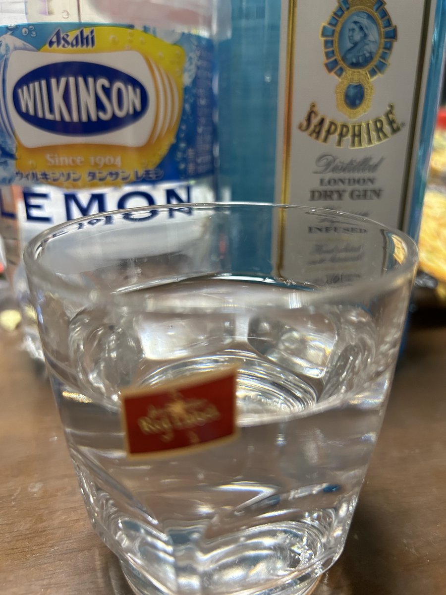 HmjstLuciferina's tweet image. こんな日は、酒かっくらって寝る。

安酒は飲めないから、ボンベイサファイアぶちかましてな。

アルコール、４７度！

かける君おすすめの飲み方してやんよ。

銀行行きたいし、ロピア行きたかったんだが、もう無理だ。

しばらく徒歩と電車。

いつもと変わらない？あっそ。
＃BombaySapphire
＃ジン